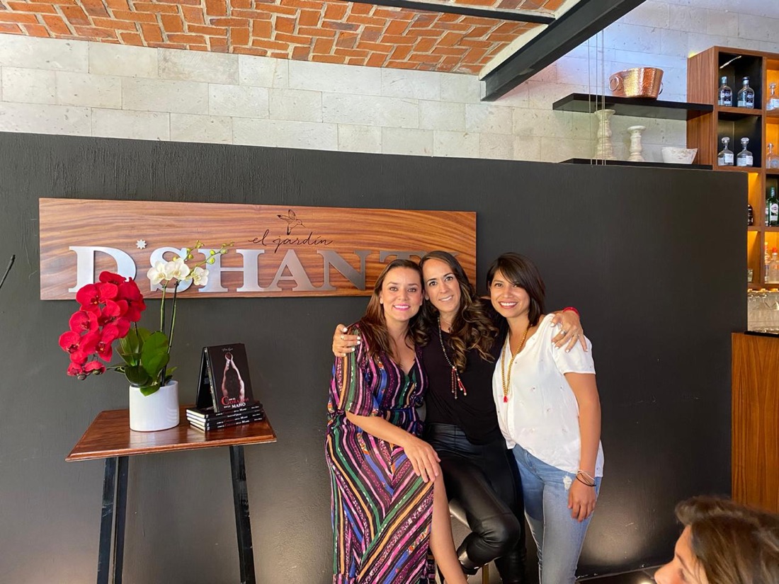 Frida Ojeda con lectoras