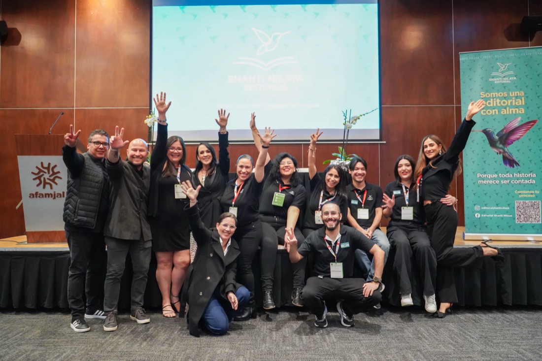 El equipo de Editorial Shanti Nilaya en la FIL