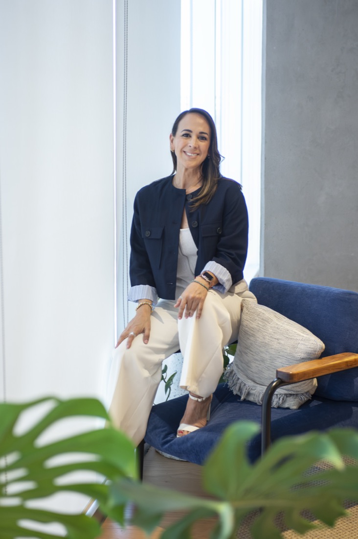 Frida Ojeda con su libro