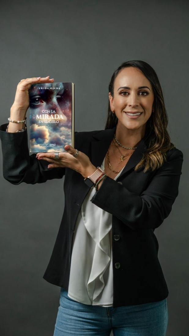 Frida Ojeda con su libro