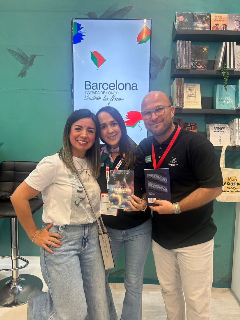 Frida Ojeda firmando libros en el stand de la FIL