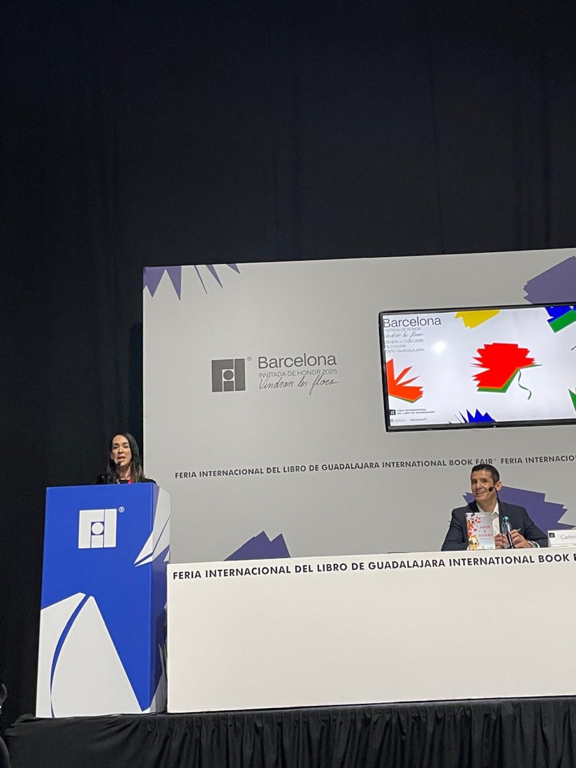 Frida Ojeda en el podio de la FIL Guadalajara